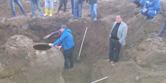 Tarlasını sürerken Bizans dönemine ait küp buldu