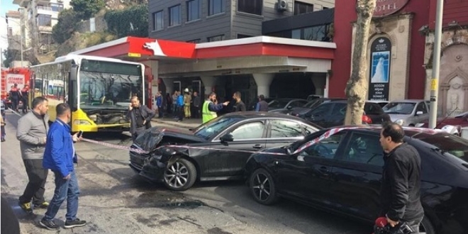 Üsküdar'da İETT otobüsü ters yöne girdi: Biri ağır 5 yaralı