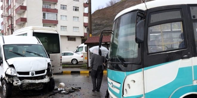 Öğrenci servisi ile midibüs çarpıştı: 3 yaralı