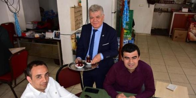 Sabah çay dağıtıyor, akşam seçim çalışması yapıyor