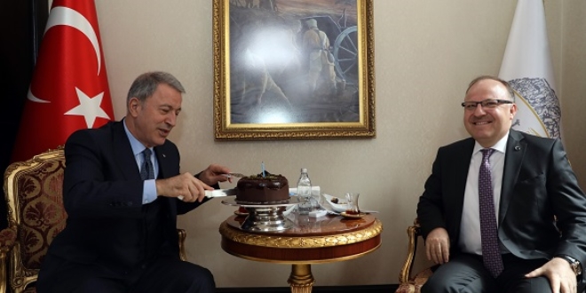 Bakan Akar'a sürpriz doğum günü kutlaması