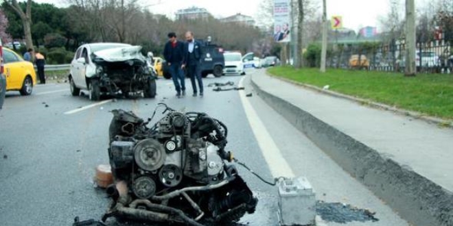 Bariyerlere arpan otomobilin motoru yola frlad