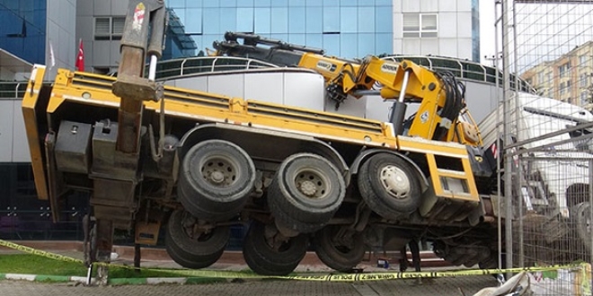 Kamyon yan yatt, vin anaokulunun bahesine devrildi