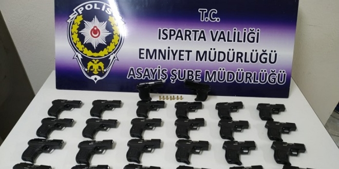 Isparta'da bir evde 29 ruhsatsz silah ele geirildi