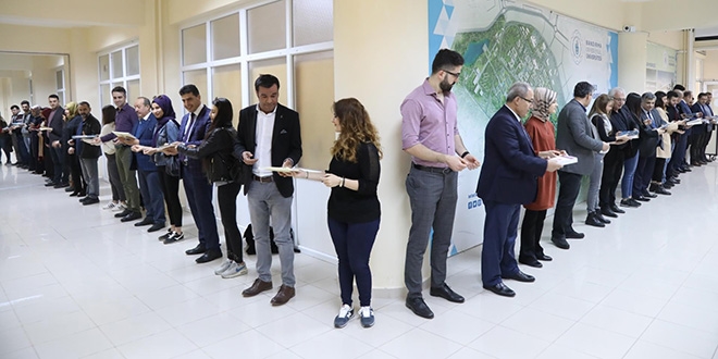 Kitapların taşınması için insan zinciri oluşturuldu
