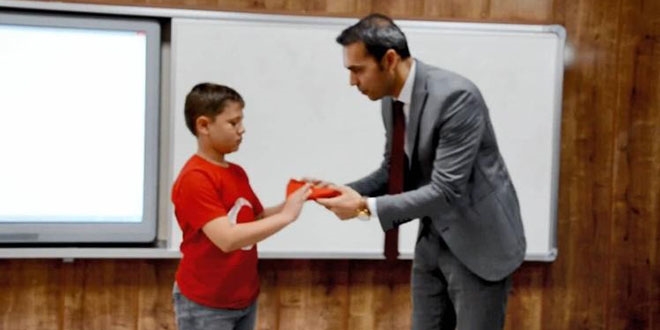 Batuhan'n bayrak sevgisine Kaymakam'dan dl