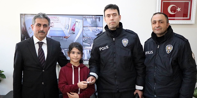 Ortaokul öğrencisinden örnek davranış
