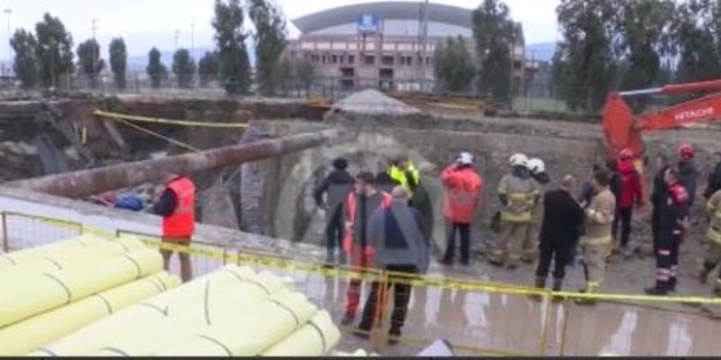 İzmir'de metro inşaatında göçük: 2 işçi enkaz altında