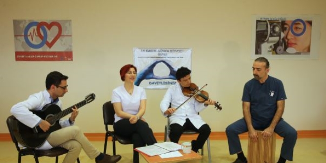 Sağlıkçılar iş stresini kurdukları müzik grubuyla atıyor