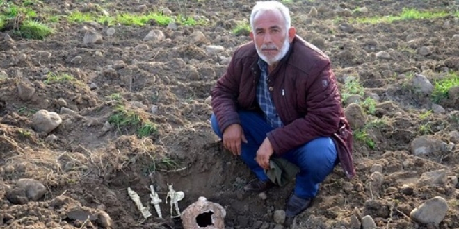 Çiftçiyi 'tarlanda kralın hazinesi var' diyerek dolandırmak istediler