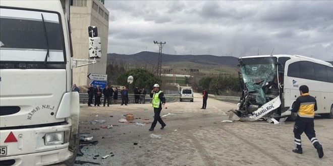 Amasya'da yolcu otobs ile kamyon arpt: 15 yaral
