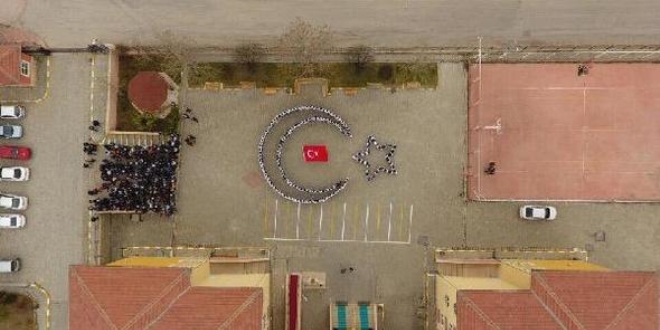 Elazığ'da 250 öğrenciyle 'Ay- yıldız' koreografisi