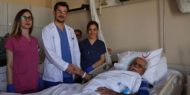 Bıçaklanan doktorun 'kalbi' yine hastaları için atıyor