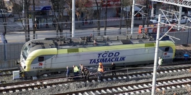 Ankara'da akaryakt ykl trenin raydan kmas sonucu trafik kontroll ald