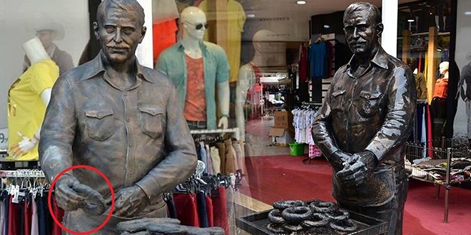 'Simitçi Heykeli'nin simidini kırdılar