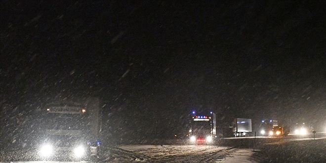 Tendürek Geçidi'nde ulaşıma kar engeli