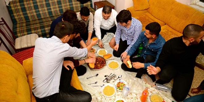 Rektör öğrencilerle yer sofrasında aynı tabağa kaşık salladı