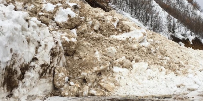 Bingöl'de çığ düştü, kara yolu trafiğe kapandı