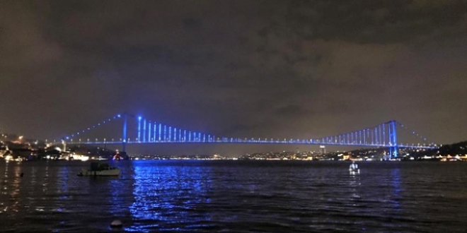İstanbul köprüleri kolon kanseri farkındalığı için mavi renge büründü
