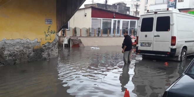 Şanlıurfa'da sağanak yağmur caddeleri göle çevirdi