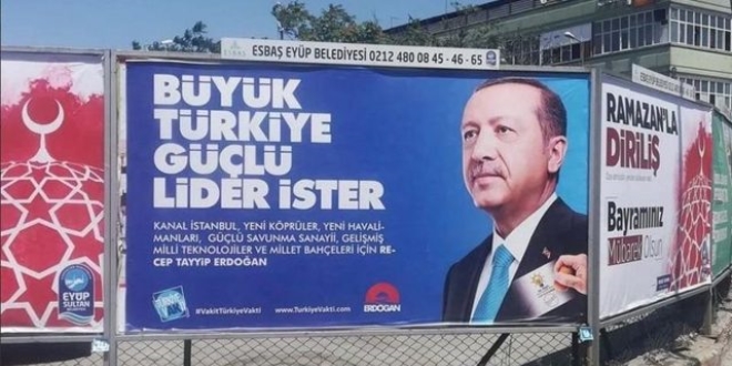 Erdoğan'ın fotoğrafının bulunduğu billboarda çirkin saldırı