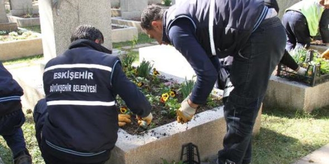 Büyükerşen'den valiliğe 'karanfil' tepkisi