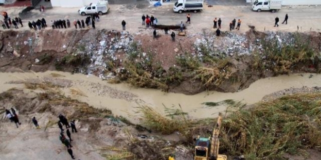 Mersin'de dereye düşen çocuk kayboldu