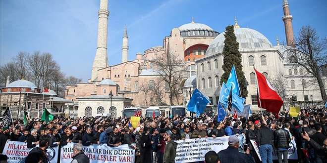 İki camiye terör saldırısı İstanbul'da protesto edildi