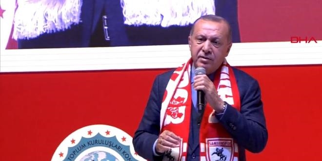 'Meydanlara koşan on binlere hakaret ediyorlar'