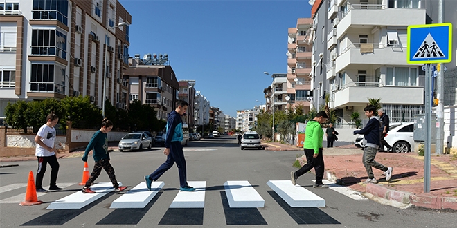 Okul önüne 3 boyutlu yaya geçidi