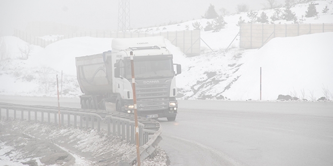 Tokat'ta yüksek kesimlere kar yağdı, sis etkili oldu