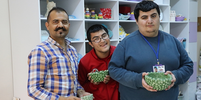 Eşref öğretmen 'mutluluğun resmini' azmiyle çizdi