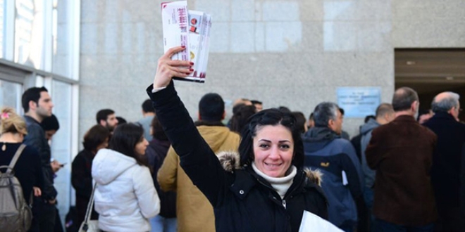 Tiyatro bileti alabilmek için 26 saat sıra bekledi