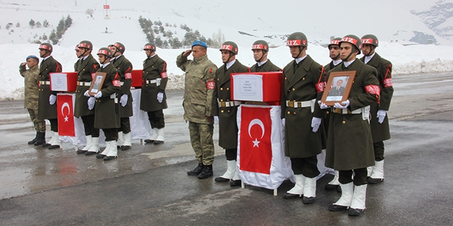 Hakkari'de şehit askerler için tören düzenlendi