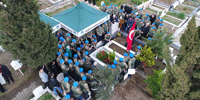 25 yıl sonra şehit komutanlarının mezarında buluştular