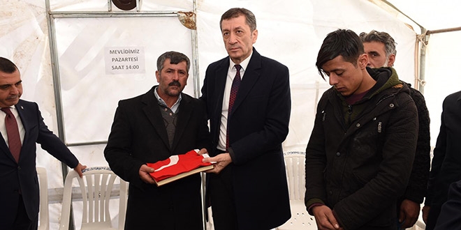 Bakan Selçuk'tan şehit ailesine ziyaret