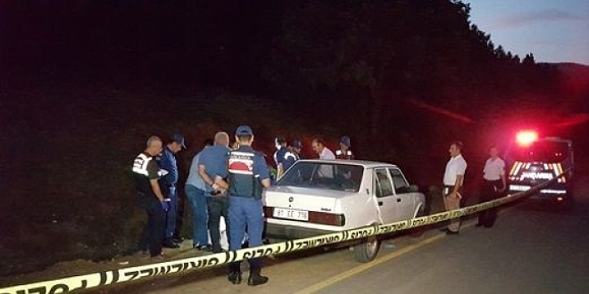 Araçta öldürdüğü eşinin cenazesiyle 40 dakika dolaştı