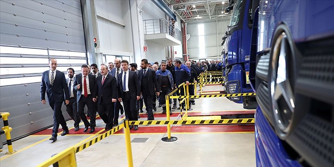 Mercedes için 'el değmeden' kabin üretimi