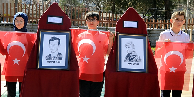Lise öğrencisi kara kalemle şehitleri resmetti