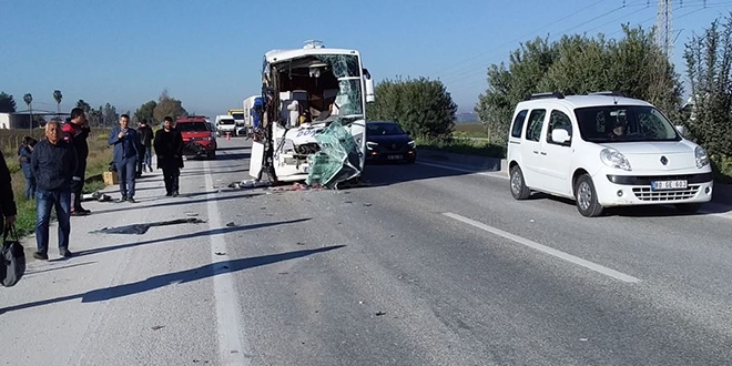 Adana'da yolcu midibsyle kamyon arpt: 6 yaral