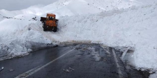 Çığ nedeniyle kapanan Hakkari-Şırnak kara yolu açıldı