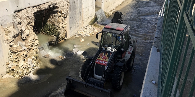 Mersin'de dereye düşen kız çocuğu bulunamadı