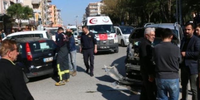 Kadın polis memurunu darp etti, kaçarken kaza yaptı