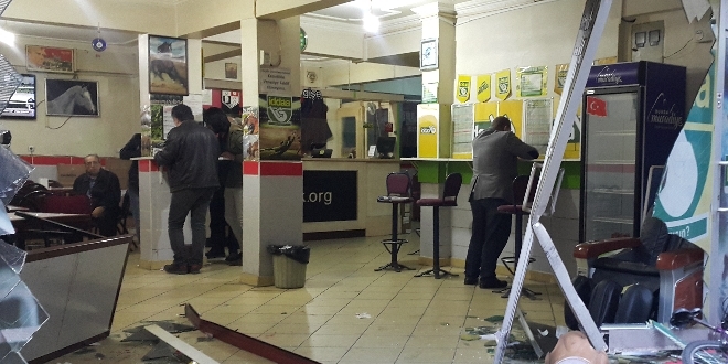 Bursa'da çocuk sürücü ganyan bayiine daldı