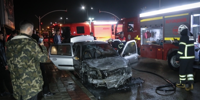 Adana'da seyir halindeki otomobil yand