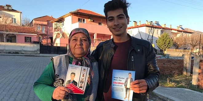 19 yaşında muhtar adayı, babaannesini azası yaptı