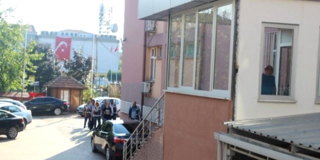 Muvazzaf askerlerin de bulunduğu 10 kişi gözaltında