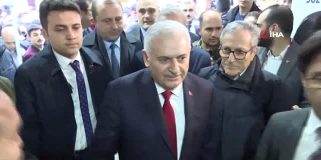 Yıldırım, diğer partilerin seçim standını ziyaret etti