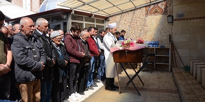 Otomobilin çarptığı lise öğrencisi hayatını kaybetti