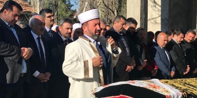 AK Parti'li vekil annesinin cenaze namazını kıldırdı